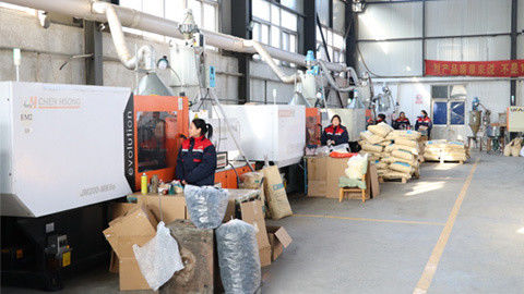 La durée de vie du moule pour les applications industrielles est de 300 000 à 500 000 coups.