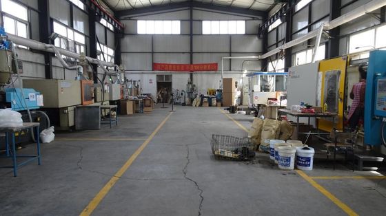 Formes d'injection en plastique pour la fabrication de composants de couverture largement utilisées