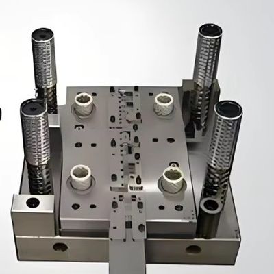 Mousse à injection en plastique et outil de moulage par injection avec P20/718/738/NAK80/S136 pour moule de véhicule 250000-300000 coups