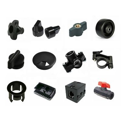 Moule à injection en plastique pour produits automobiles utilisant un distributeur de matériaux en polycarbonate