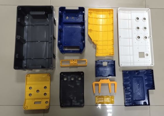 Avantage de 32 ans d'expérience dans le moulage par injection de pièces en plastique sur mesure pour les produits ABS